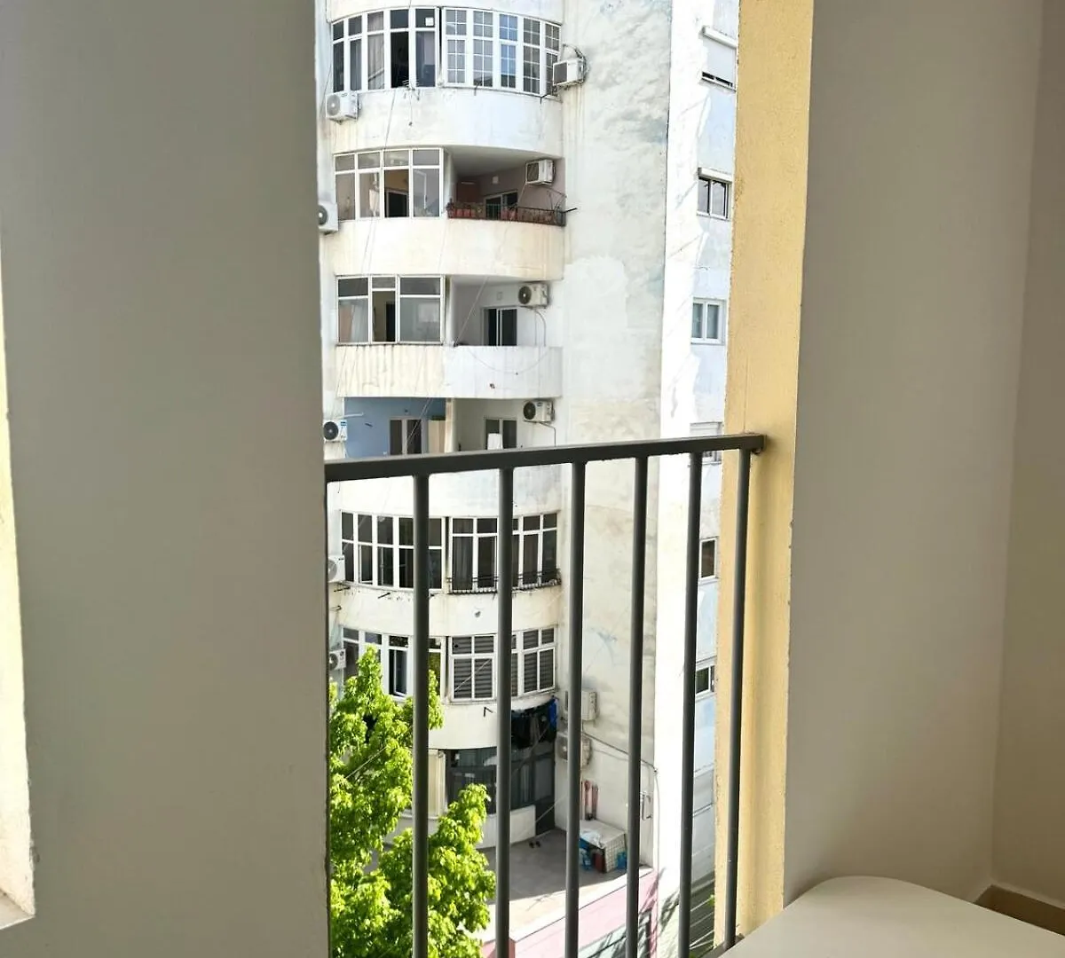 The Cozy Balcony Family Apartment 地拉那