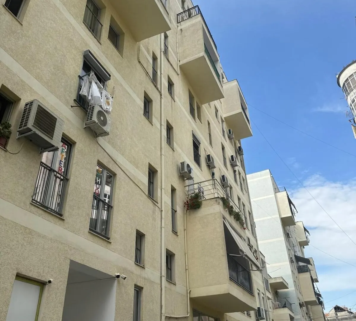 The Cozy Balcony Family Apartment 地拉那