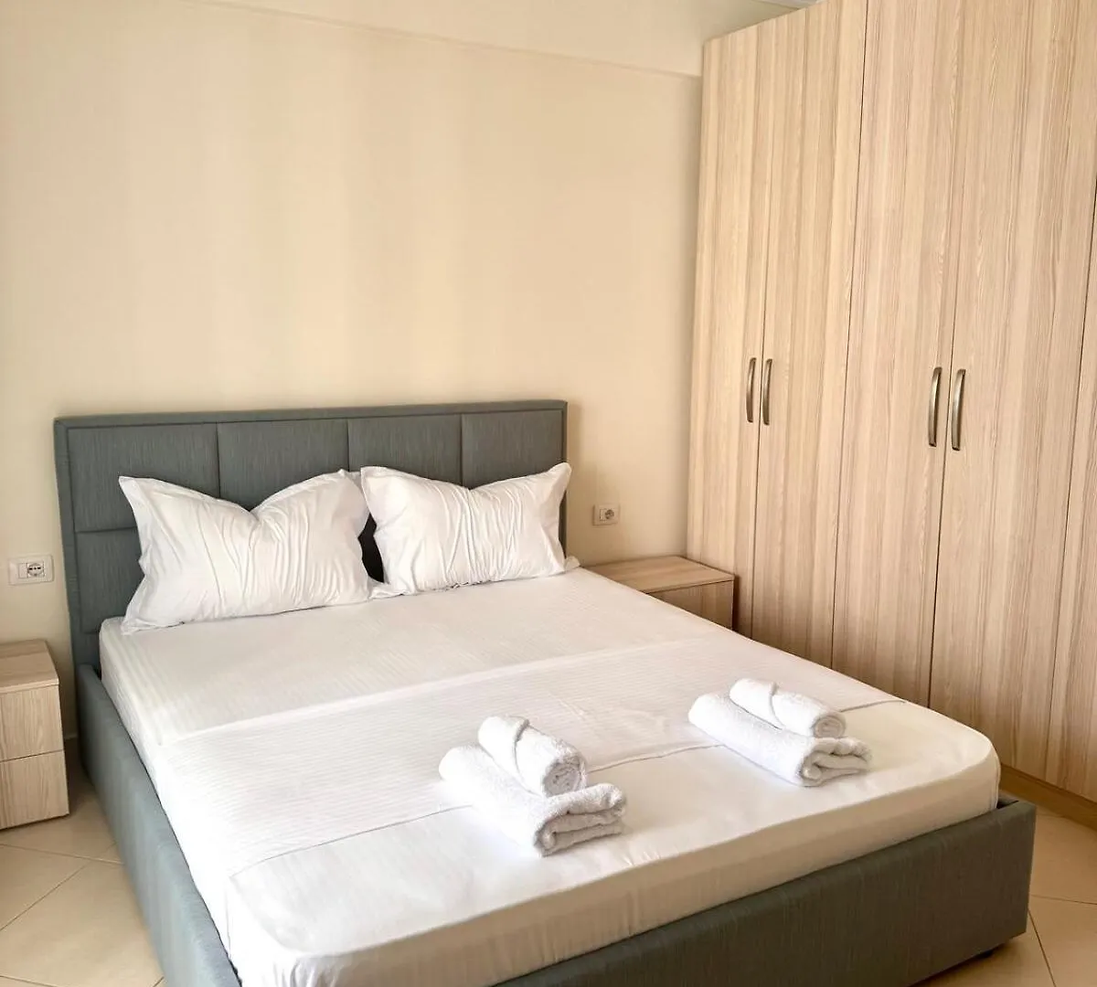 The Cozy Balcony Family Apartment 地拉那