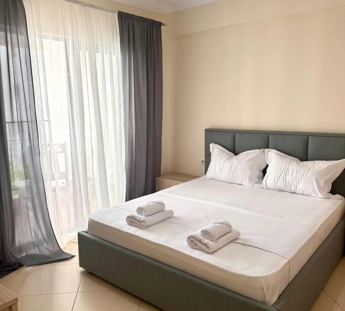 The Cozy Balcony Family Apartment 地拉那
