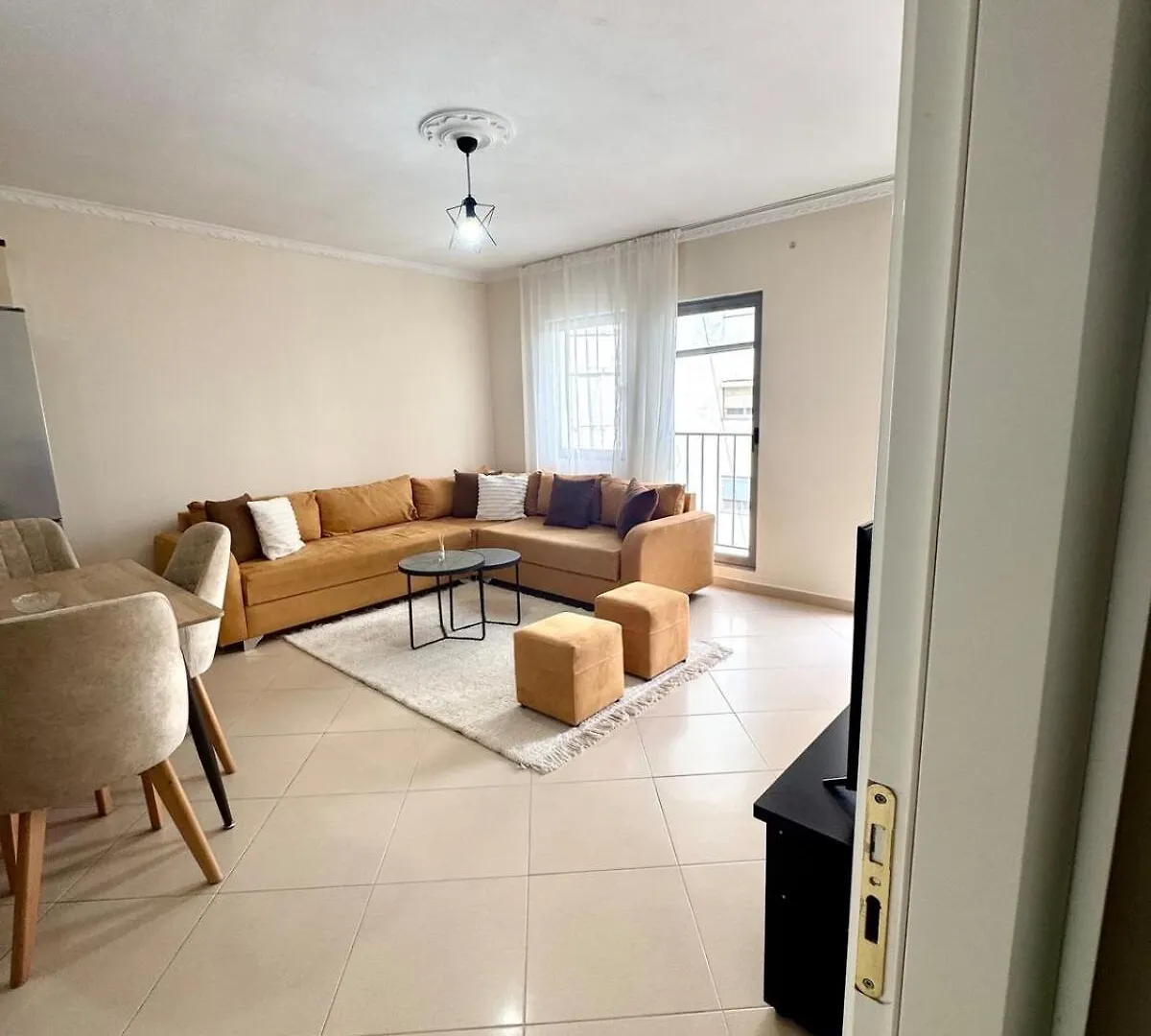 The Cozy Balcony Family Apartment 地拉那