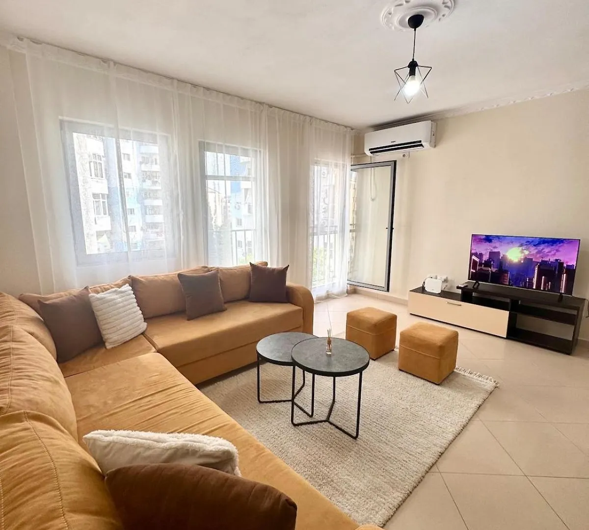 The Cozy Balcony Family Apartment 地拉那