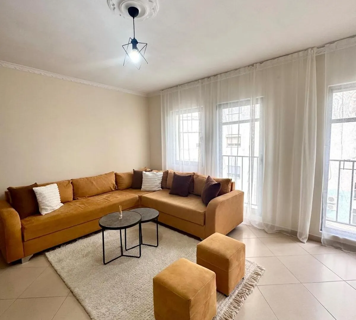 The Cozy Balcony Family Apartment 地拉那